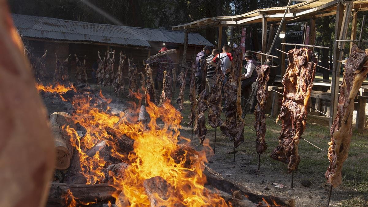 Cholila a 200 kilmetros al sur de Bariloche ofrece una infinidad de alternativas a la parrilla a sus visitantes Foto Alejandra Bartoliche