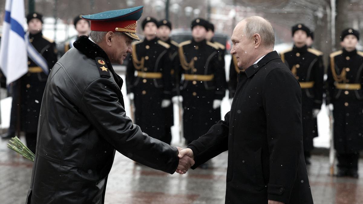 Vladimir Putin saludando a generales del Ejrcito Foto AFP