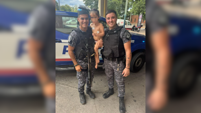 Córdoba: policías asistieron a una niña que se había ahogado con alimento