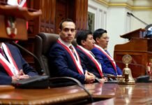 La oposición juntó las firmas y el presidente de Perú quedó al borde de la destitución