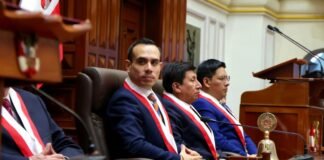 La oposición juntó las firmas y el presidente de Perú quedó al borde de la destitución