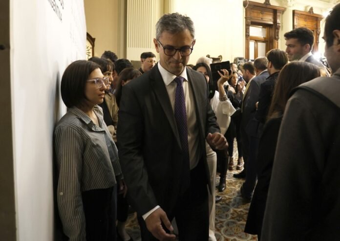 Menem tuvo que mandar a buscar nueve diputados por tierra porque no consiguen vuelos para llegar a dar quórum