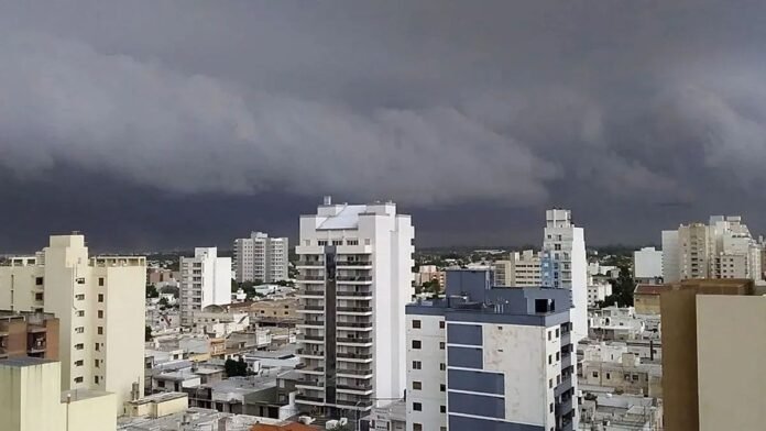 Alerta Naranja en el sur de Córdoba: se esperan tormentas severas y ráfagas de hasta 100 km/h