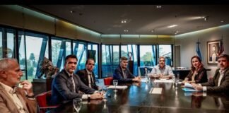 Llaryora impulsa una ley para prohibir naranjitas ilegales y limpiavidrios en la provincia