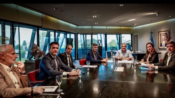 Llaryora impulsa una ley para prohibir naranjitas ilegales y limpiavidrios en la provincia