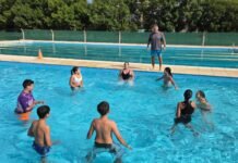 “Olas de aprendizaje”: estudiantes del Instituto San Martín incorporan la natación como parte de sus clases