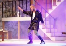 Abril en el Teatrillo: Camilo Nicolás llega con “Es por ahí” y se presenta “Justo en lo mejor de mi vida”