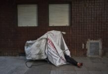 Crecen los trabajadores del Conurbano que duermen en las calles de Capital para ahorrarse el viaje de vuelta