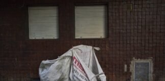 Crecen los trabajadores del Conurbano que duermen en las calles de Capital para ahorrarse el viaje de vuelta