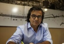 Echaron al funcionario de Caputo que no declaró departamentos, pero sigue Adorni