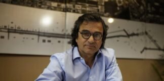 Echaron al funcionario de Caputo que no declaró departamentos, pero sigue Adorni