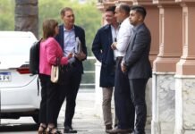 Los ministros dicen que hay que echar a Adorni para tener un vocero contra la crisis de los créditos hipotecarios