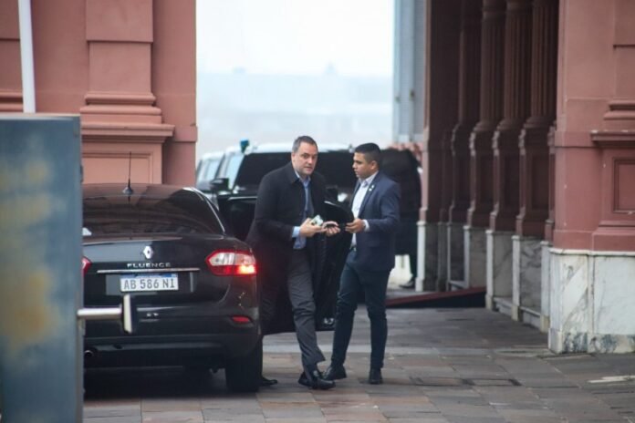 Otras dos mujeres le prestaron 100 mil dólares a Adorni para que se compre una casa en un country