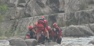 Rescataron a una mujer atrapada por la crecida del río Los Sauces