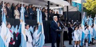 “Debemos trabajar por una Argentina unida”, dijo Llaryora en el acto patrio