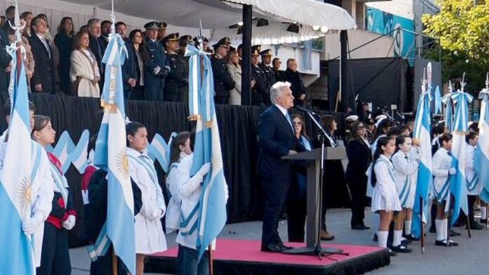 "Debemos trabajar por una Argentina unida", dijo Llaryora en el acto patrio