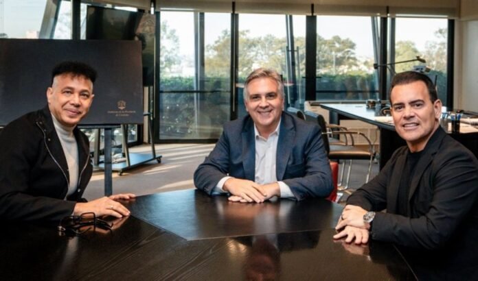 Llaryora recibió a Jean Carlos por sus 30 años de trayectoria artística