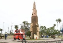 El municipio lleva a cabo la restauración de los monumentos de la Plaza Vélez Sarsfield