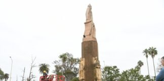 El municipio lleva a cabo la restauración de los monumentos de la Plaza Vélez Sarsfield