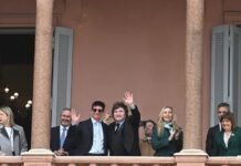 Las Fuerzas del Cielo se entusiasman con el abrazo de Milei a Santiago Caputo en el balcón: “Vamos a estar en las listas”