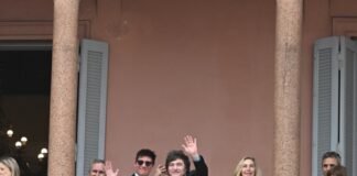 Las Fuerzas del Cielo se entusiasman con el abrazo de Milei a Santiago Caputo en el balcón: “Vamos a estar en las listas”