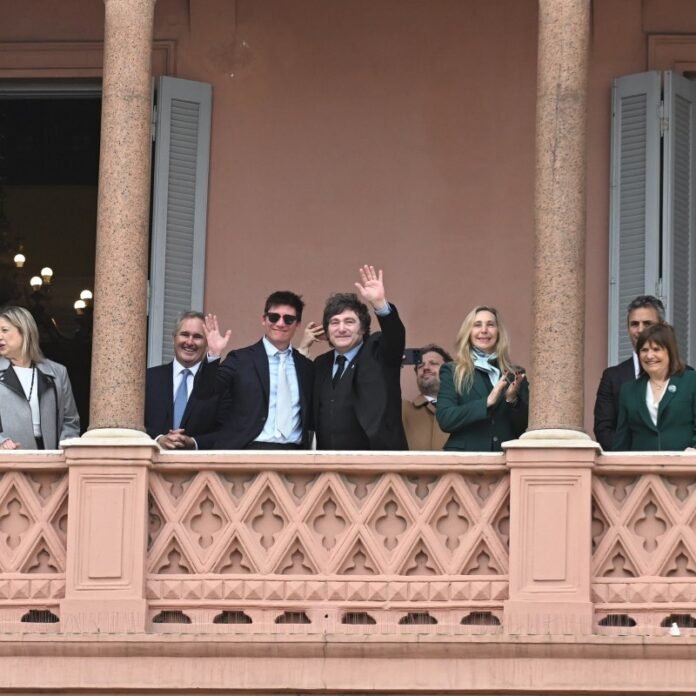 Las Fuerzas del Cielo se entusiasman con el abrazo de Milei a Santiago Caputo en el balcón: "Vamos a estar en las listas"