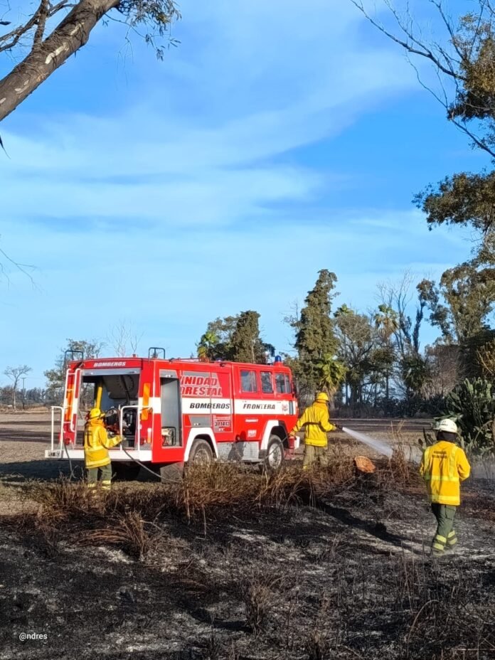 Los Bomberos de Frontera combatieron tres incendios casi en simultáneo