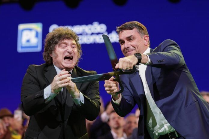 Milei trató a Lula de "ladrón" en un acto con Flavio Bolsonaro y abrió un conflicto diplomático con Brasil