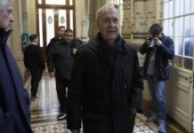Schiaretti se monta a la crisis en la industria automotriz para diferencirse de Llaryora