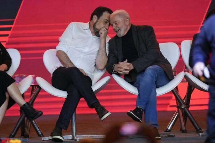 Un ministro de Lula cruzó a Milei por apoyar a Flavio Bolsonaro: "¿Quién se cree este imbécil?"