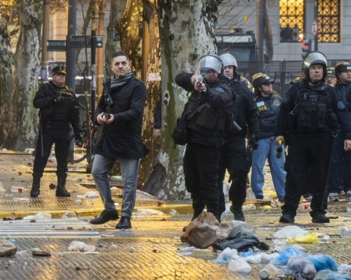 Descubren a un comisario de civil disparando a la gente y el Congreso quiere citar a Monteoliva