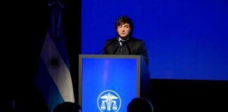 Milei se burló de los endeudados en la Bolsa de Rosario y lo aplaudieron: “Compraron televisores para ver el Mundial”