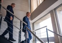 Caputo empieza a liberar pesos para tratar de reactivar la economía
