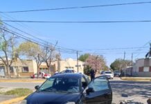 Choque entre un auto y una moto dejó a una mujer con lesiones leves