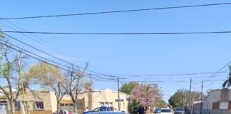 Choque entre un auto y una moto dejó a una mujer con lesiones leves