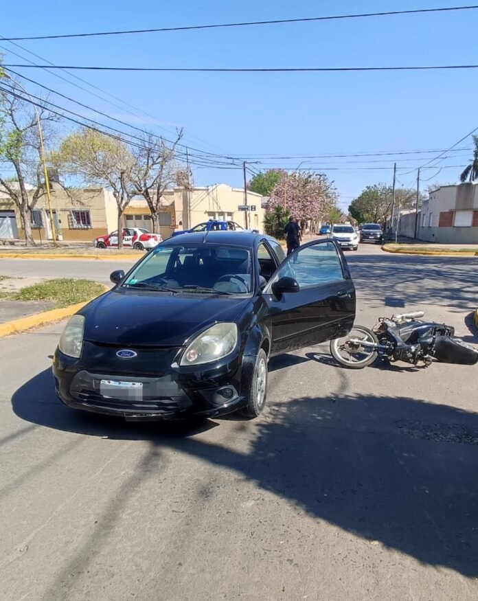 Choque entre un auto y una moto dejó a una mujer con lesiones leves