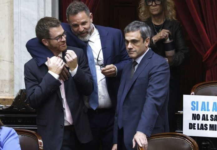 El peronismo corre a Milei por derecha y le pide que elimine los beneficios fiscales a Inglaterra