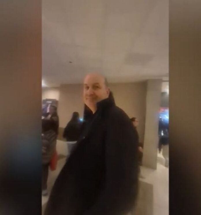 Escrachan a Sturzenegger en el Unicenter: "¿No te da vergüenza estar acá con la nuestra"
