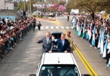 Llaryora encabezó el desfile por los 159 años de Villa María ante más de 40 mil personas