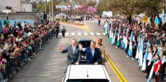 Llaryora encabezó el desfile por los 159 años de Villa María ante más de 40 mil personas