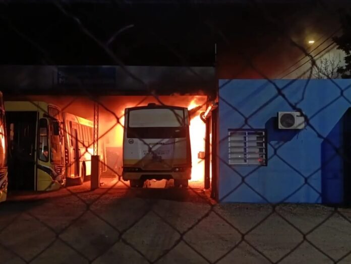 Sin atención en las oficinas del colectivo urbano este lunes tras el incendio