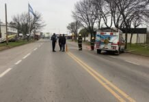 Un vehículo embistió a tres personas en La Carlota: una joven falleció y otros dos resultaron heridos
