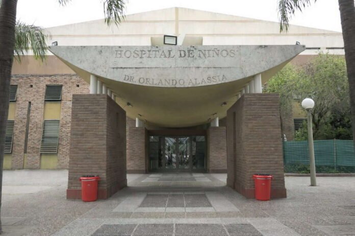 Evoluciona la niña de 2 años atacada por un pitbull: permanece lúcida y comenzó a alimentarse