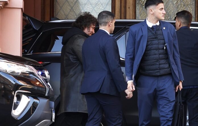 Milei ahora dice que necesita USD 125 mil millones para evitar una corrida